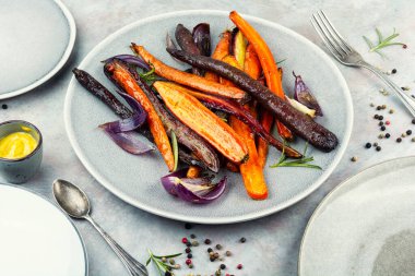 Fırında pişmiş organik havuç, bal ve zeytinyağıyla pişirilmiş sulu havuç..