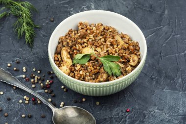 Mutfak masasında karabuğday lapası ve kızarmış et..