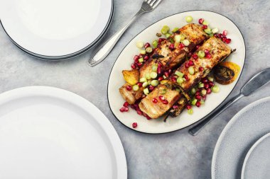 Lezzetli ve taze somon balığı filetosu ve nar tohumları. Genel görünüm ve kopyalama alanı.