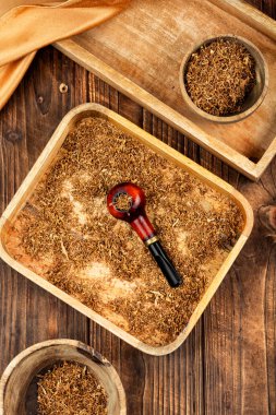 Masasında tütün olan ahşap pipo. Eski model. Pipo tütünü içiyorum.