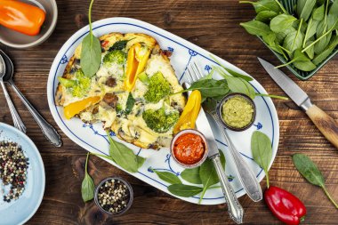 Brokoli ve biberli yumurtalı omlet. Vejetaryen omleti brokoli ve sebzeli omlet.