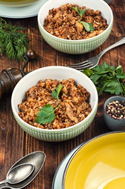 Yulaf lapası, marine edilmiş tavuk parçaları, ahşap yüzeyde etli karabuğday lapası. Yemek fotoğrafçılığı