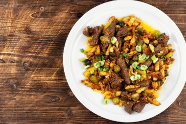 Geleneksel Tatar yemeği azu. Kalın soslu domatesli ve turşulu et kokulu. Metin için boşluk.