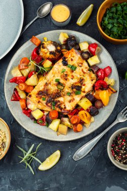 Sebze ve baharatlı ızgara ya da kızarmış somon. Düşük karbonhidratlı yemek, sağlıklı beslenme..