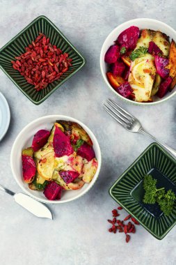 Lezzetli beyaz balık filetoları, içinde pitahaya ve portakalla servis edilir..