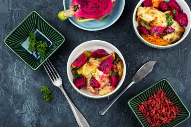 Balık tabağı. Tropikal pitahaya ile kızarmış balık filetosu ve portakallar. Ev yapımı sağlıklı yiyecekler. Üst görünüm.