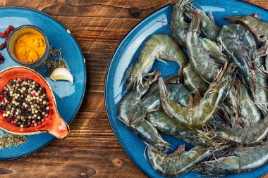 Kaplan grisi taze karides Langoustines, ahşap yüzeyde çiğ pişmemiş Langoustines..