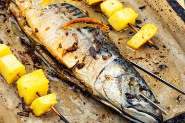 Sağlıklı deniz ürünleri tabağında ızgara uskumru ve ananas var..