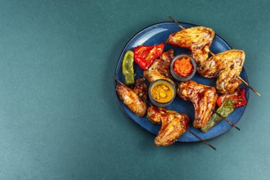 Ev yapımı ızgara tavuk kanadı barbekü için hazır. Uzayı kopyala Metin için boşluk.