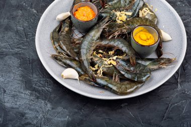 Lezzetli ve taze Langoustines bir tabakta servis edilir, çiğ Langoustines.