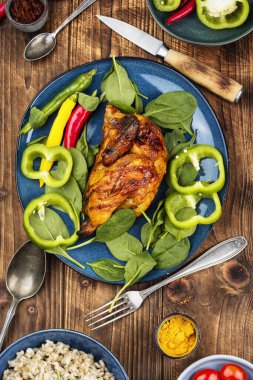 Lezzetli ızgara tavuk ve arpa lapası, yenmeye hazır. Yemek fotoğrafçılığı