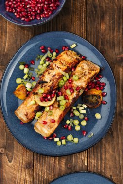 Lezzetli ve taze somon balığı filetosu ve nar tohumları..