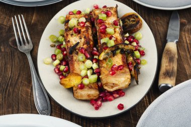 Fırında somon bifteği, kızarmış balık. Nar tohumlarıyla süslenmiş mükemmel pişirilmiş somon filetosu..