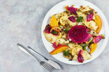 Sulu fileto ızgara ya da fırında pişmiş pollock ya da ejderha meyveli kömür balığı ya da pitahaya meyvesi ve portakallı. Metin için boşluk.