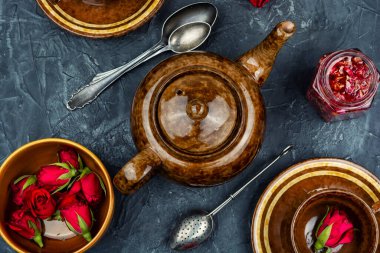 Çay gülü reçeli. Çay için bir kavanoz pembe gül reçeli.