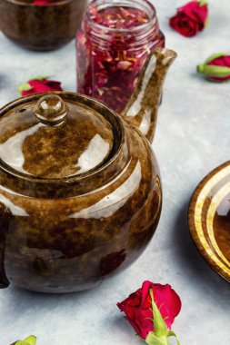 Çay gülü reçeli. Çay için bir kavanoz pembe gül reçeli.