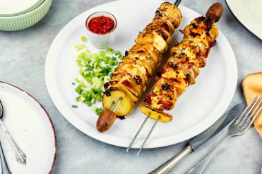 Şiş üzerinde dilimlenmiş patates, yemek fotoğrafçılığı. Peynirli, sebzeli ve patatesli ızgara şiş. Yaz için mükemmel..