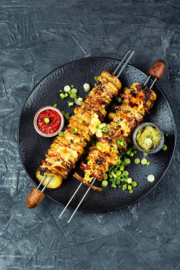 Izgara patates ve pastırmalı şiş peynirli, soslu şiş..