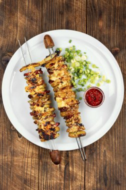 Izgara patates ve pastırmalı şiş peynirli, soslu şiş..