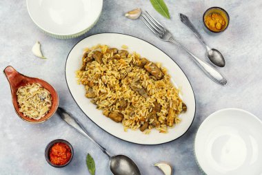 Et ve baharatlı bir kase pilav, etli geleneksel pirinç pilavı. Üst görünüm.