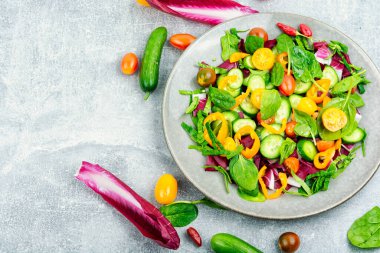 Tabaklarda servis edilen çeşitli taze sebze salataları, yukarıdan çekilmiş.