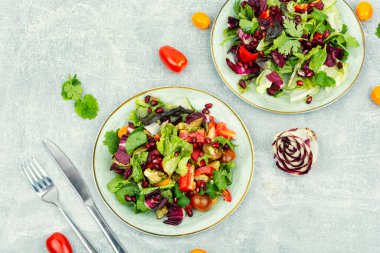 Tabaklarda servis edilen çeşitli taze sebze salataları, yukarıdan çekilmiş.