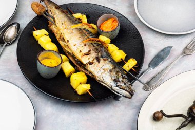 Meyve şiş ızgara uskumru, sağlıklı ve protein zengini yemek..