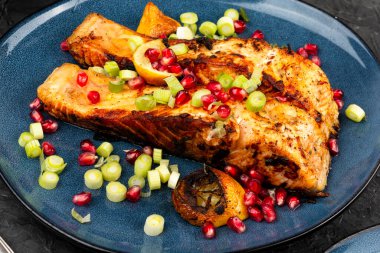 Somon, ızgara ya da kızarmış balık. Tarif deniz ürünleri.