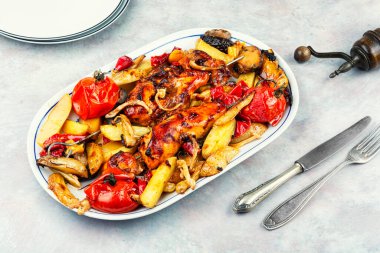 Renkli dolma biberli ızgara tavuk göğsü şiş, mantarlı fırında patates..