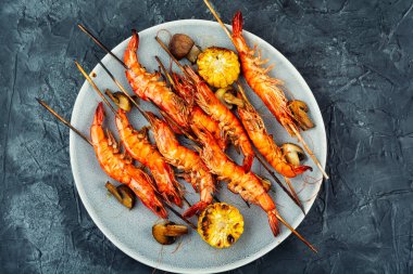 Izgara ıstakoz şişleri, kızarmış mısırlı karides kebabı..