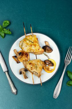 Şişte az pişmiş ton balığı bifteği, barbekü. Mantarlı ızgara balık kebabı..