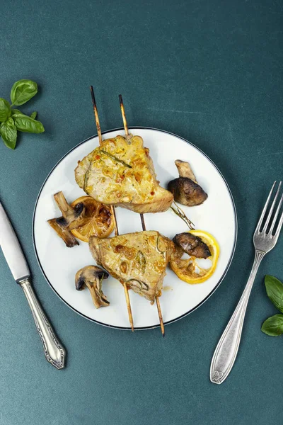 Şişte az pişmiş ton balığı bifteği, barbekü. Mantarlı ızgara balık kebabı..