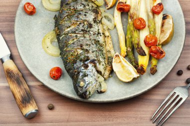 Kuşkonmaz hafif ve sağlıklı bir yemek olarak balıkla servis edilir. Doğal malzemelerle hazırlanmış deniz ürünleri ve sebzeler..