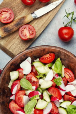 Mevsimlik malzemelerle hazırlanmış çeşitli taze salatalar..