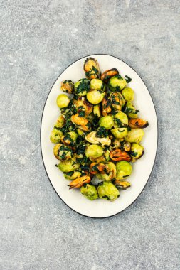 Sıcak Brüksel lahanası, midye salatası, lezzetli deniz ürünleri..