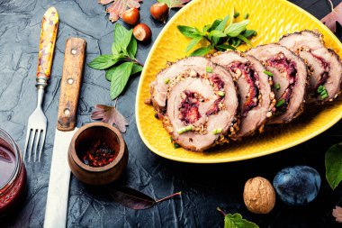 Tabakta servis edilen sebzelerle doldurulmuş etli börekler. Fırın ana yemeği et ve sebze dolgusu ile hazırladı..