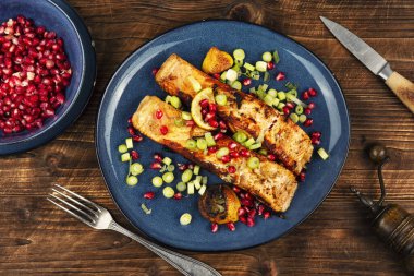 Izgara somon balığı, taze pişmiş lezzetli kırmızı balık. Buharda balık..