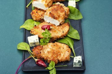 Kızarmış et tabakta ana yemek olarak servis edilir. Sıcak fırın öğle veya akşam yemeği için uygun..