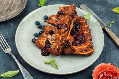 Sıcak pişmiş et tabağı masada servis edilir..