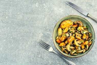 Kızarmış midyeli deniz ürünleri yemeği ve kızarmış şampiyon mantarı. Uzayı kopyala Yemek fotoğrafçılığı,