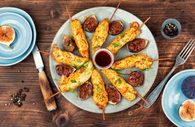 Sıcak pişmiş et tabağı masada servis edilir..