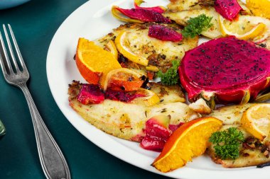 Morina balığı rosto, olgun pitahaya meyveli morina balığı..