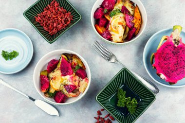 Lezzetli beyaz balık filetoları, içinde pitahaya ve portakalla servis edilir..