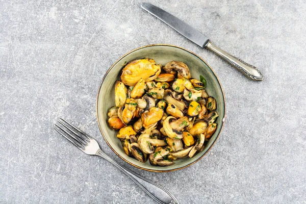 Misket masasında kızarmış midye ve mantar tabağı..