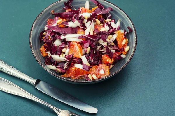 Sağlıklı sebze salataları modern yemek tarzında sunuluyor..