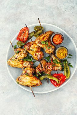 Servis tabağında ızgara tavuk kanadı.