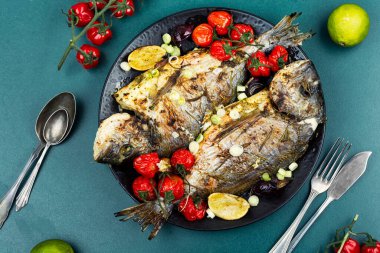 Eriklerle pişirilmiş dorado, lezzetli kavrulmuş deniz çerezi ya da dorado balığı. Diyet ve temiz yemek..