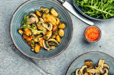 Hafif sarımsak soslu midyeli ve mantarlı sıcak salata. Ev yapımı deniz ürünleri yemeği. Genel Görünüm.