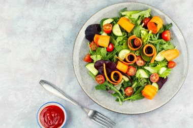 Temiz vejetaryen salatası, taze sebzeler ve karışık sebzeler. Üst Manzara. Uzayı kopyala Yemek fotoğrafçılığı.