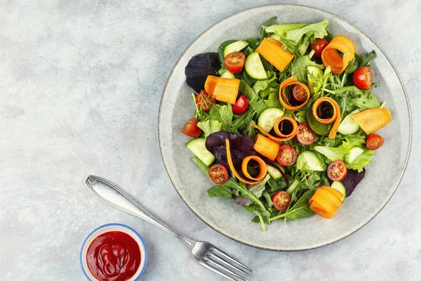 Temiz vejetaryen salatası, taze sebzeler ve karışık sebzeler. Üst Manzara. Uzayı kopyala Yemek fotoğrafçılığı.